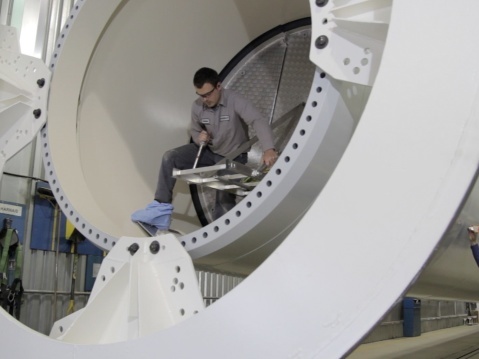 Assembleur travaillant dans une éolienne