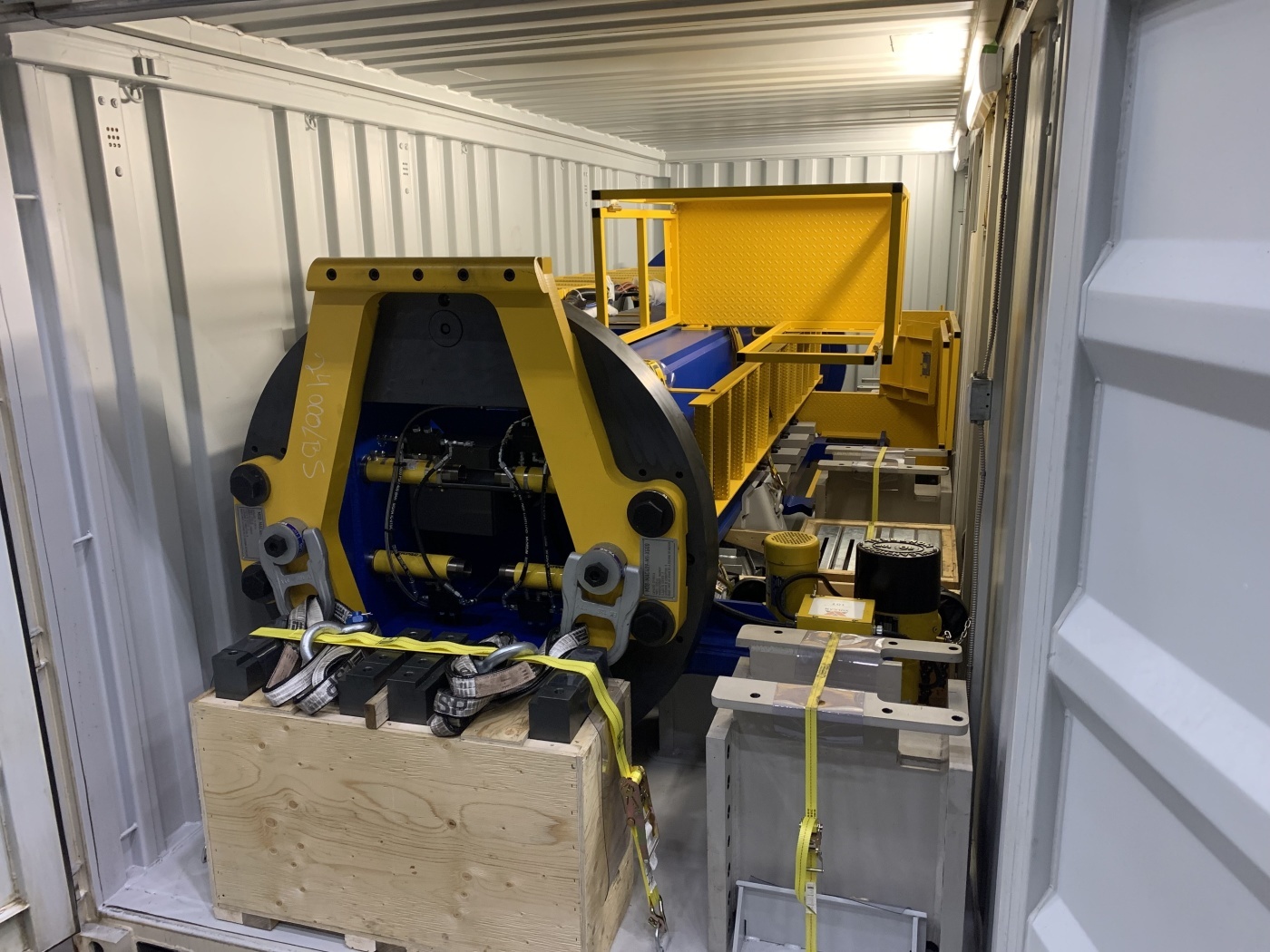 Machine-outil dans conteneurs pour livraison